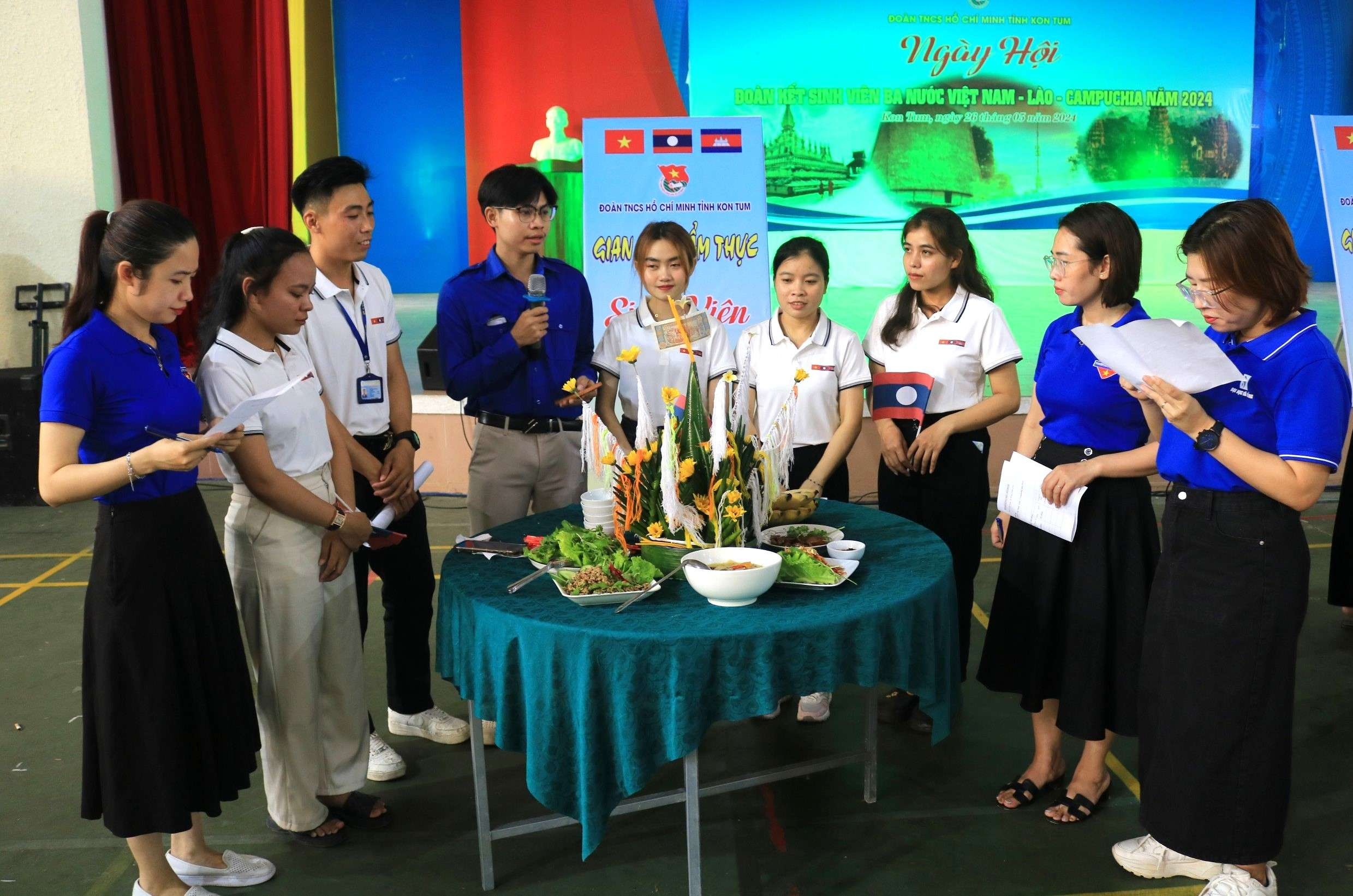 Thắm tình hữu nghị Thắm tình hữu nghị
