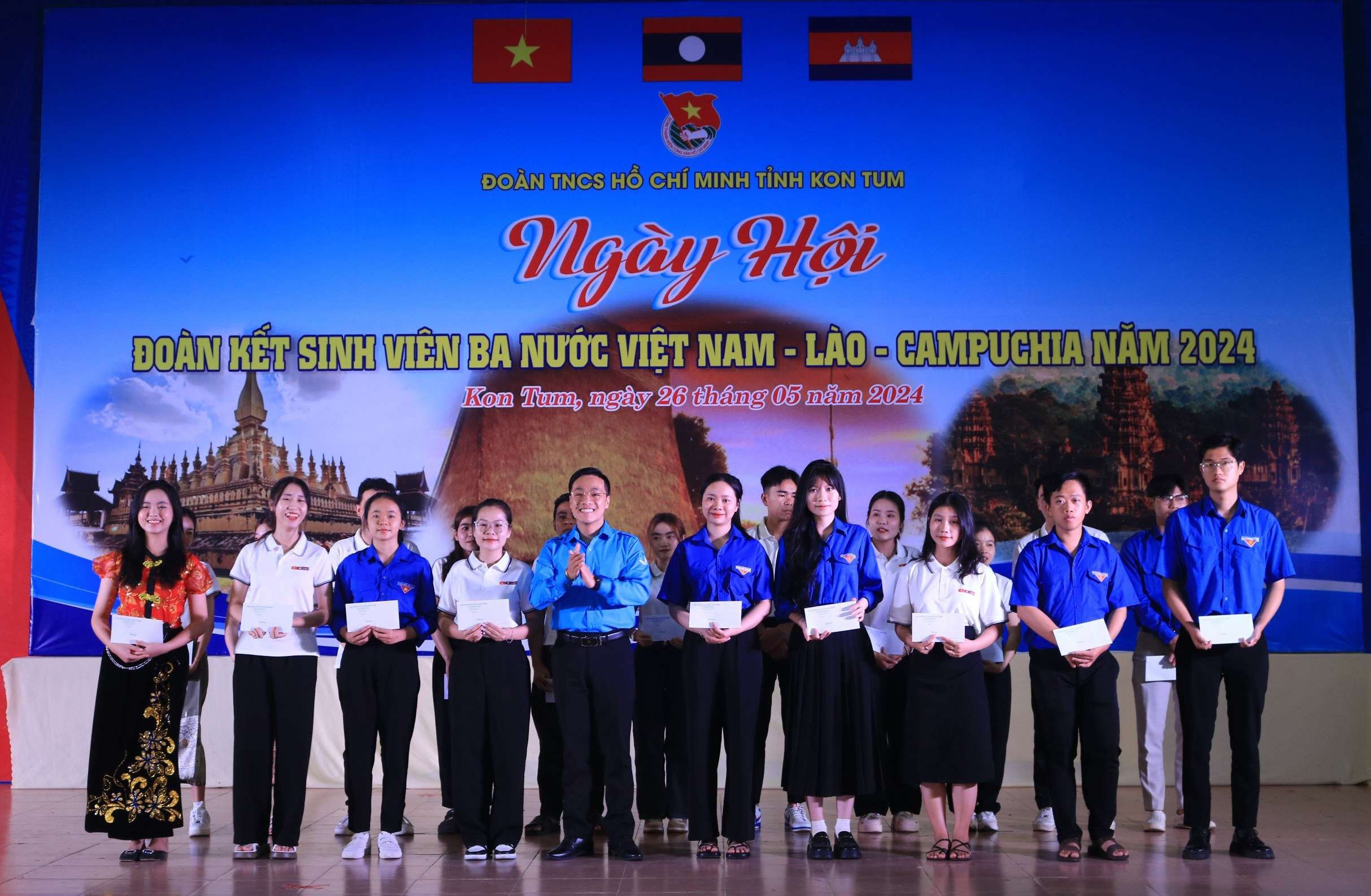 Thắm tình hữu nghị Thắm tình hữu nghị
