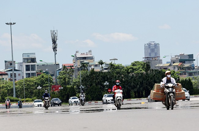 Hà Nội nắng nóng gay gắt trong ngày 30/6. (Ảnh minh họa: Báo Tin tức) Hà Nội nắng nóng gay gắt trong ngày 30/6. (Ảnh minh họa: Báo Tin tức)