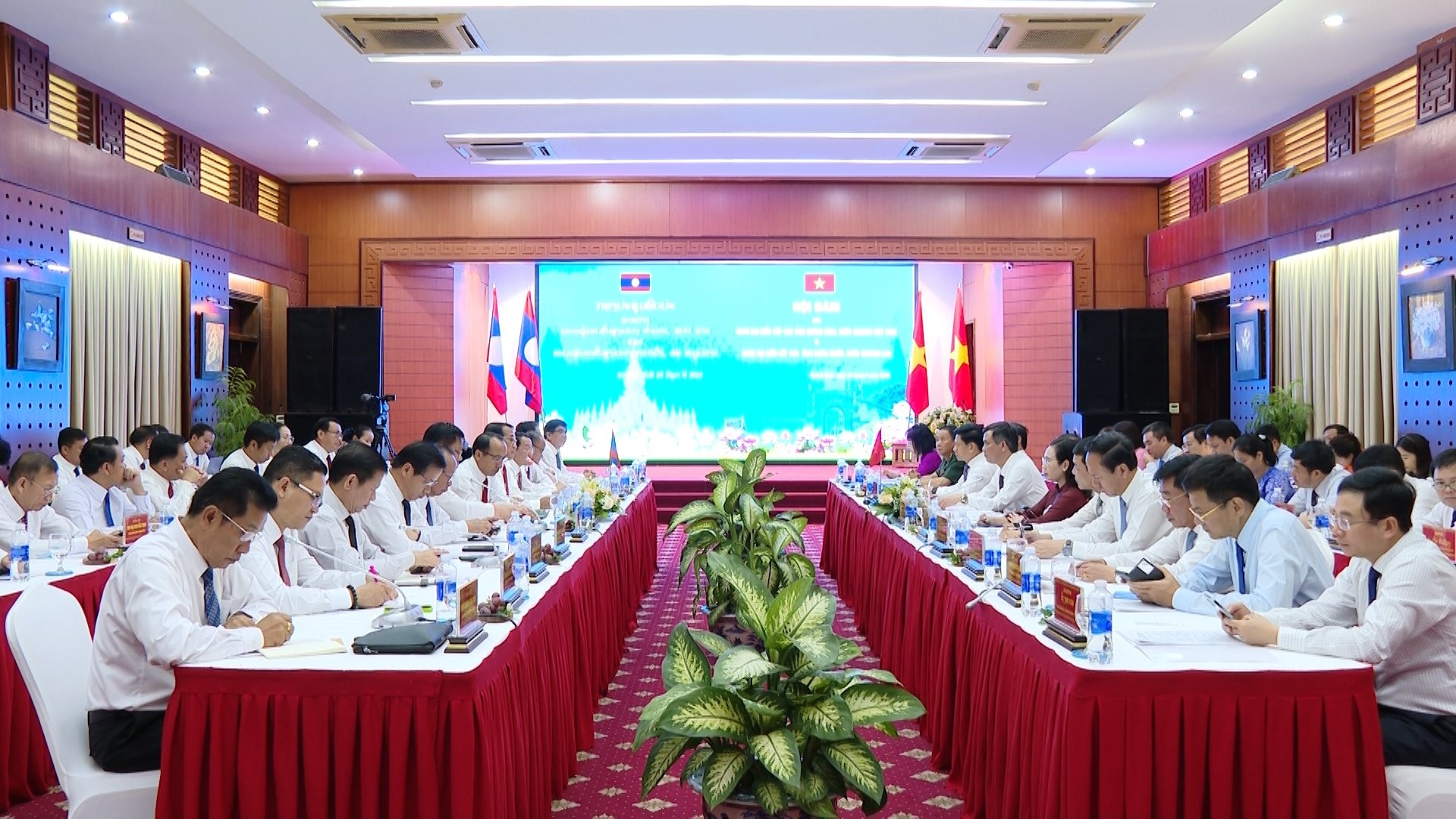 Đoàn đại biểu cấp cao tỉnh Quảng Bình (Việt Nam) và tỉnh Khăm Muồn (Lào) đã hội đàm Đoàn đại biểu cấp cao tỉnh Quảng Bình (Việt Nam) và tỉnh Khăm Muồn (Lào) đã hội đàm