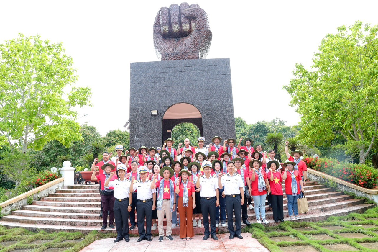 Kiều bào hướng về biển đảo tại Vùng 5 Hải quân Kiều bào hướng về biển đảo tại Vùng 5 Hải quân