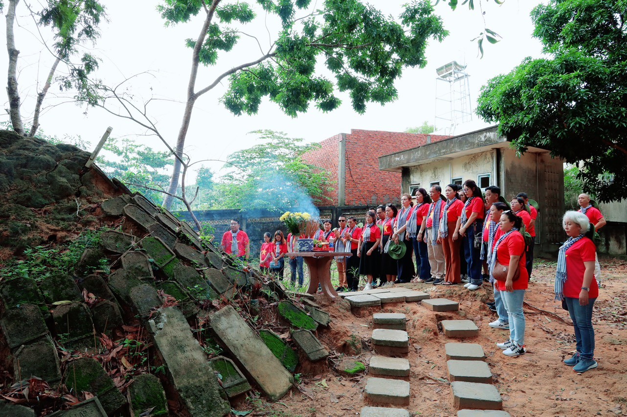Kiều bào hướng về biển đảo tại Vùng 5 Hải quân Kiều bào hướng về biển đảo tại Vùng 5 Hải quân