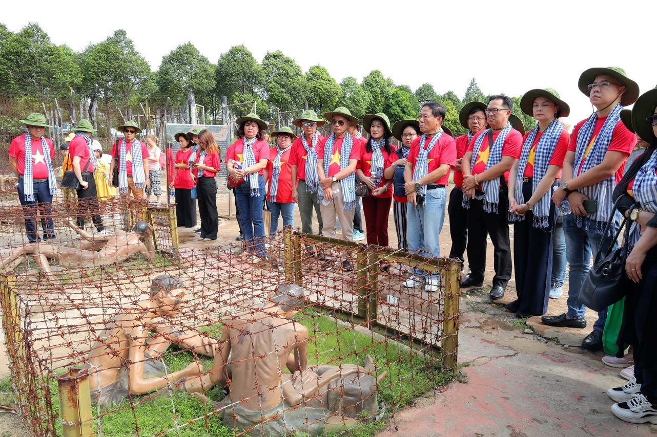 Kiều bào hướng về biển đảo tại Vùng 5 Hải quân Kiều bào hướng về biển đảo tại Vùng 5 Hải quân