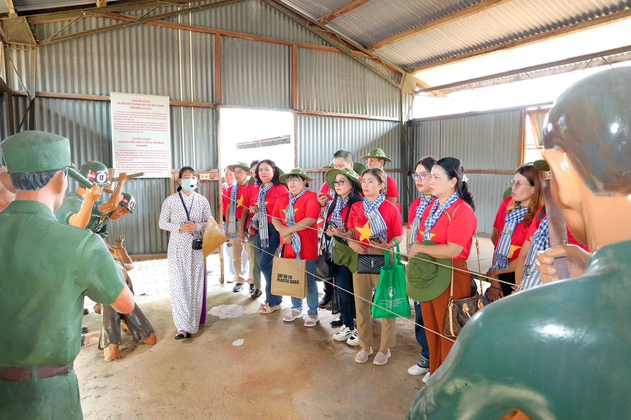 Kiều bào hướng về biển đảo tại Vùng 5 Hải quân Kiều bào hướng về biển đảo tại Vùng 5 Hải quân