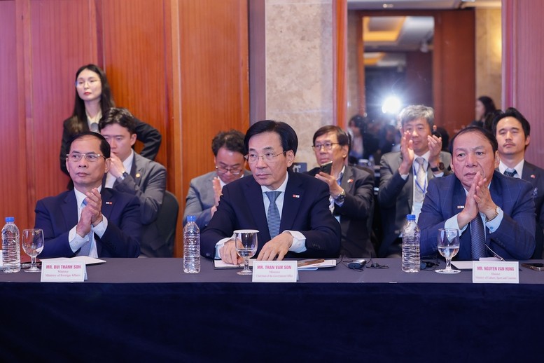 Cuộc gặp xúc động của Thủ tướng Phạm Minh Chính với những người bạn Hàn Quốc Cuộc gặp xúc động của Thủ tướng Phạm Minh Chính với những người bạn Hàn Quốc