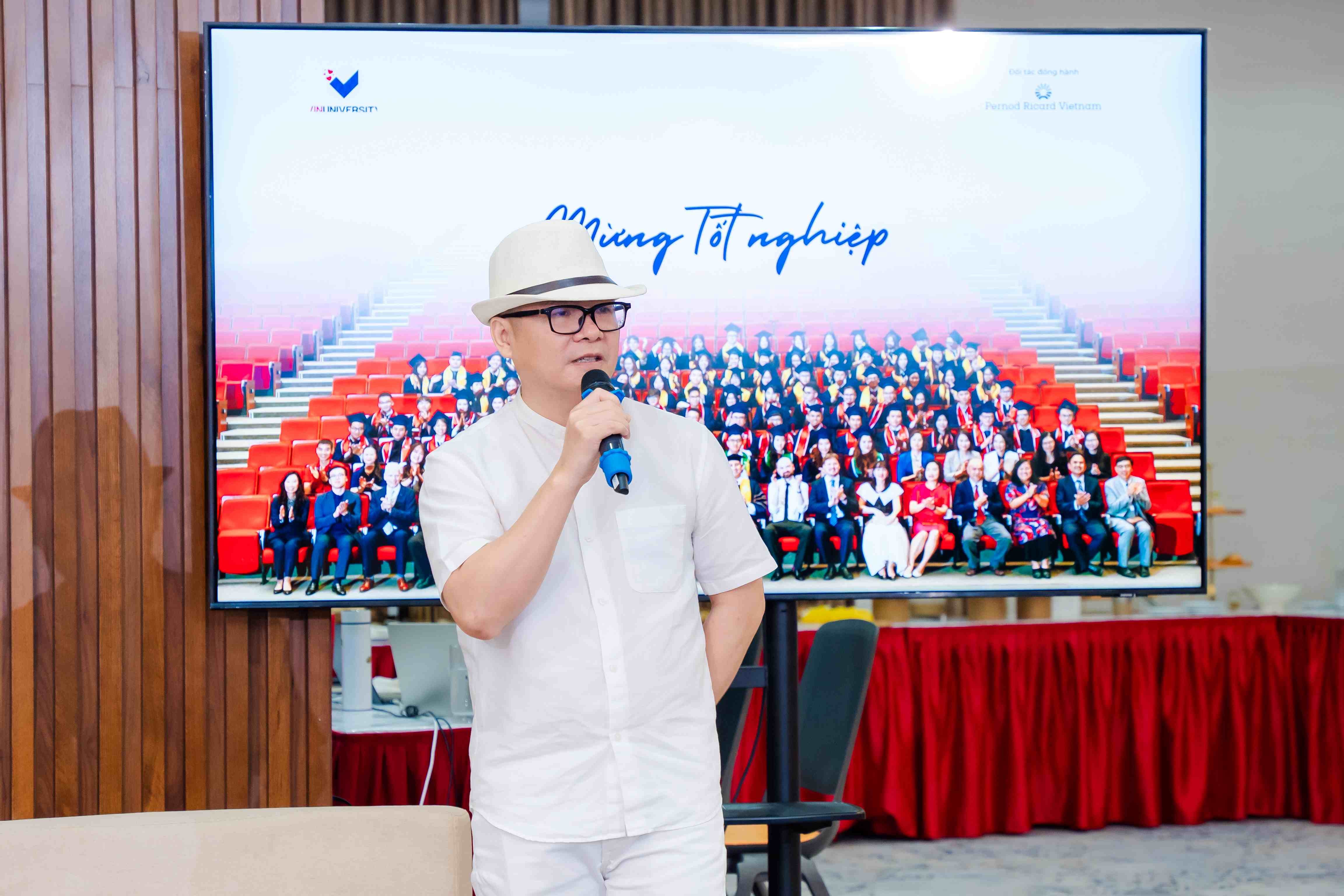 Ông Giáp Văn Dương – phụ huynh sinh viên Nam Dương chia sẻ trong buổi Lễ tốt nghiệp ngày 29/6. Ông Giáp Văn Dương – phụ huynh sinh viên Nam Dương chia sẻ trong buổi Lễ tốt nghiệp ngày 29/6.
