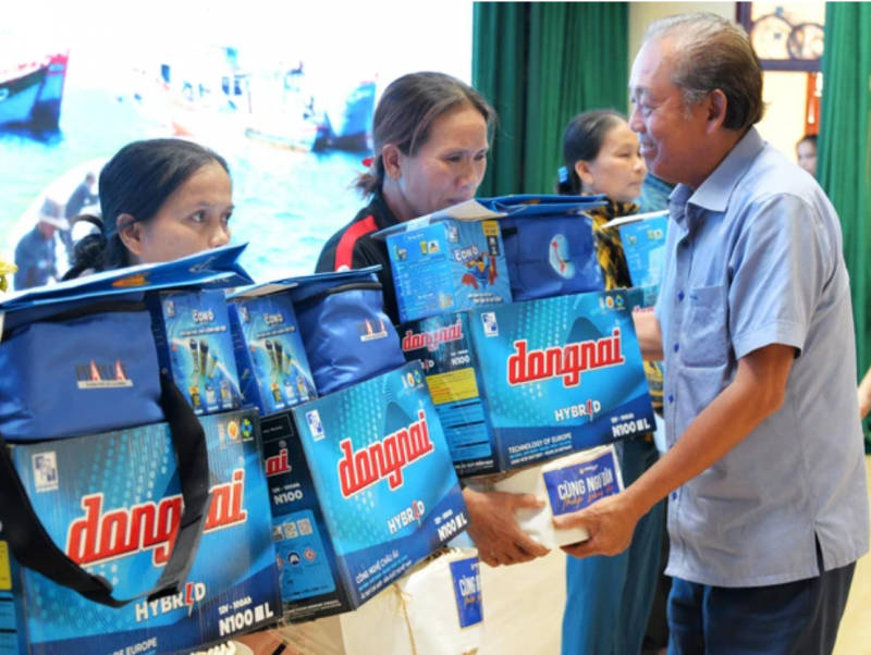 Tặng 200 phần quà cho ngư dân Quảng Ngãi Tặng 200 phần quà cho ngư dân Quảng Ngãi