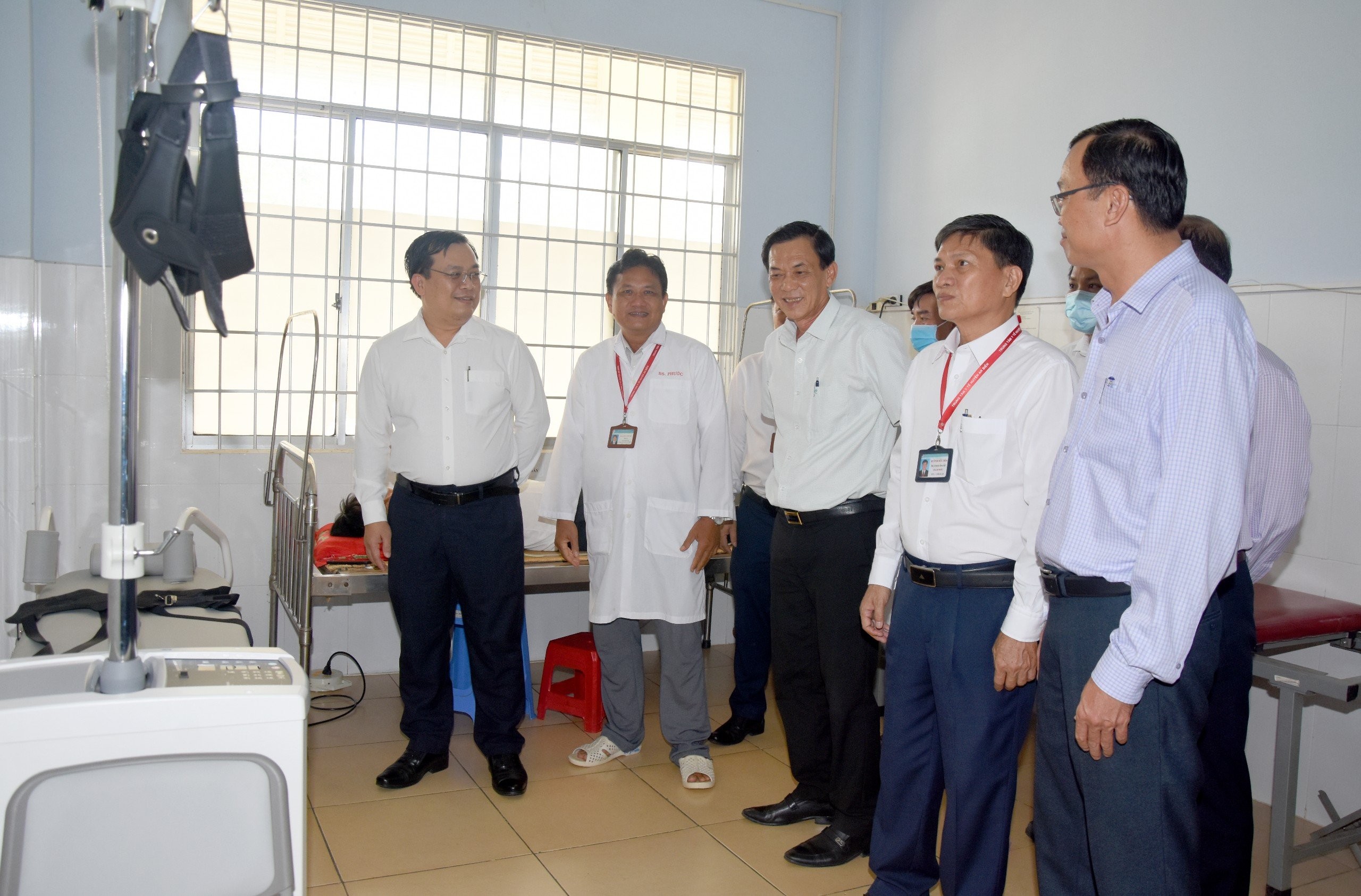 Các đại biểu tham quan thiết bị y tế do Tổng Lãnh sự Nhật Bản tại Thành phố Hồ Chí Minh viện trợ.