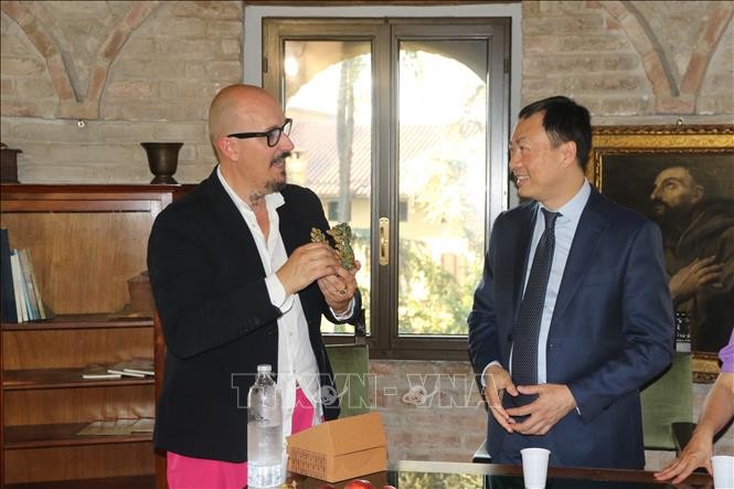 Sâu đậm ấn tượng Việt Nam tại Lễ hội văn hóa dân tộc Bagnara ở Italy Sâu đậm ấn tượng Việt Nam tại Lễ hội văn hóa dân tộc Bagnara ở Italy