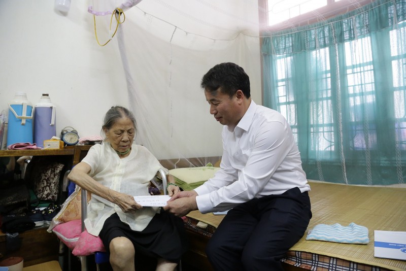 Tổng Giám đốc BHXH Việt Nam – Nguyễn Thế Mạnh thăm hỏi, trao lương hưu tại nhà cho bà Lương Thị Hai (91 tuổi, phường Yết Kiêu, quận Hà Đông, TP.Hà Nội). Tổng Giám đốc BHXH Việt Nam – Nguyễn Thế Mạnh thăm hỏi, trao lương hưu tại nhà cho bà Lương Thị Hai (91 tuổi, phường Yết Kiêu, quận Hà Đông, TP.Hà Nội).
