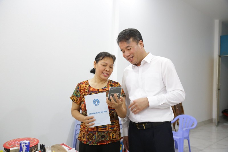 Ngay trong đầu giờ chiều ngày 01/7 bà Lê Thị Chí (61 tuổi, phường Kiến Hưng, quận, Hà Đông, TP.Hà Nội) đã nhận lương hưu qua tài khoản ATM với số tiền là 2.344.400 đồng. Ngay trong đầu giờ chiều ngày 01/7 bà Lê Thị Chí (61 tuổi, phường Kiến Hưng, quận, Hà Đông, TP.Hà Nội) đã nhận lương hưu qua tài khoản ATM với số tiền là 2.344.400 đồng.