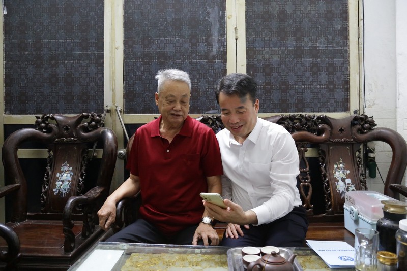 Ông Nguyễn Hữu (Hà Đông, TP.Hà Nội) cũng nhận được lương hưu ngay đầu giờ chiều 1/7. Ông Nguyễn Hữu (Hà Đông, TP.Hà Nội) cũng nhận được lương hưu ngay đầu giờ chiều 1/7.
