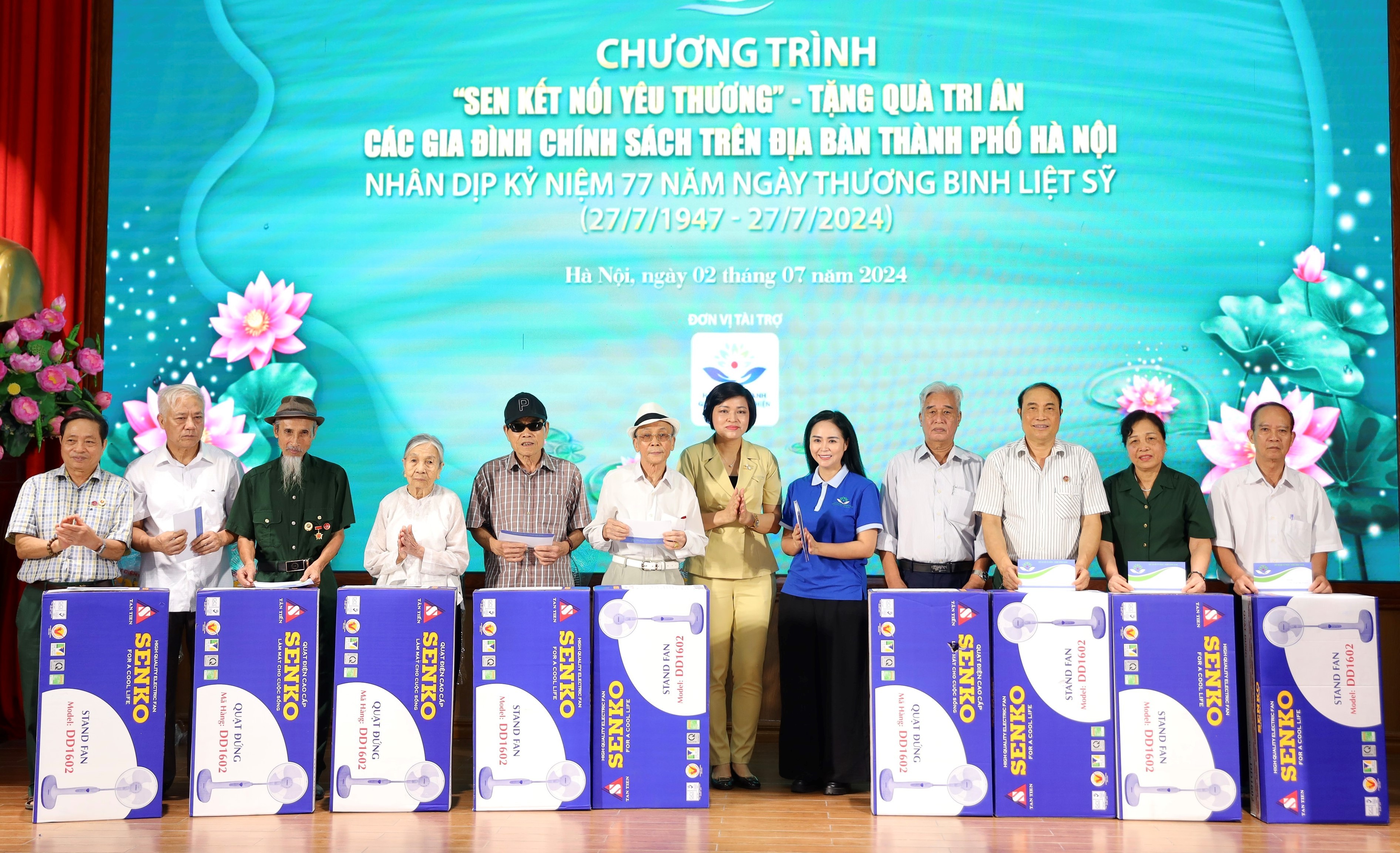 Sen kết nối yêu thương: Tri ân người có công với cách mạng tại Hà Nội Liên hiệp các tổ chức hữu nghị thành phố Hà Nội tri ân người có công với cách mạng