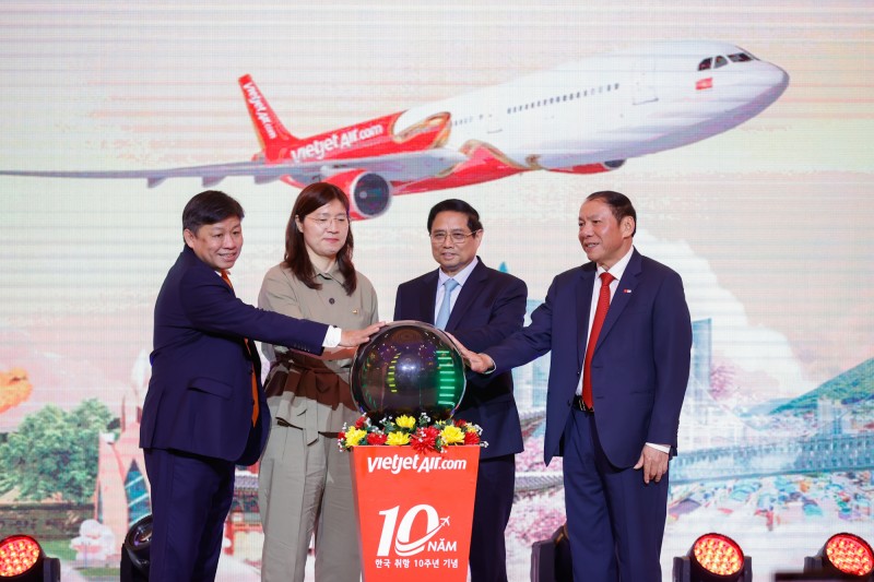 Từ phải sang: Bộ trưởng Bộ VHTT&DL Nguyễn Văn Hùng, Thủ tướng Chính phủ Phạm Minh Chính, Thứ trưởng Bộ VHTT&DL Hàn Quốc Jang Mi-Ran và lãnh đạo Vietjet thực hiện nghi thức công bố đường bay mới Daegu - Nha Trang.