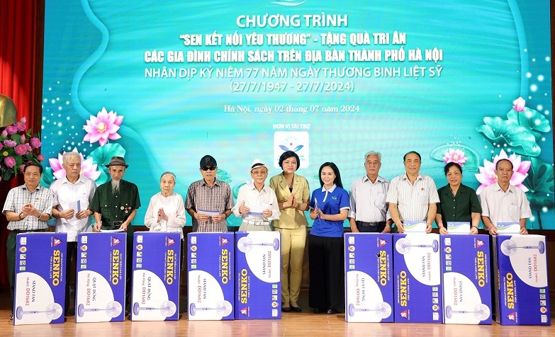 HAUFO Presents Gifts to Revolution Contributors in Hanoi HAUFO Presents Gifts to Revolution Contributors in Hanoi