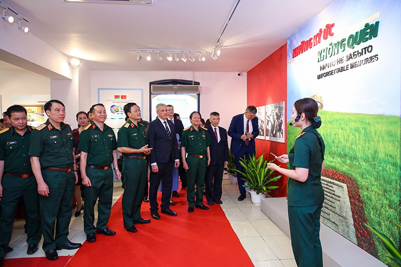 Các đại biểu tham quan triển lãm. Ảnh BTLSQSVN