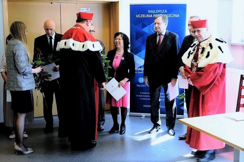 Proffesor Hoa Kim Ngan received the Rector Award of Krakow University of Pedagogy in 2022. Proffesor Hoa Kim Ngan received the Rector Award of Krakow University of Pedagogy in 2022.