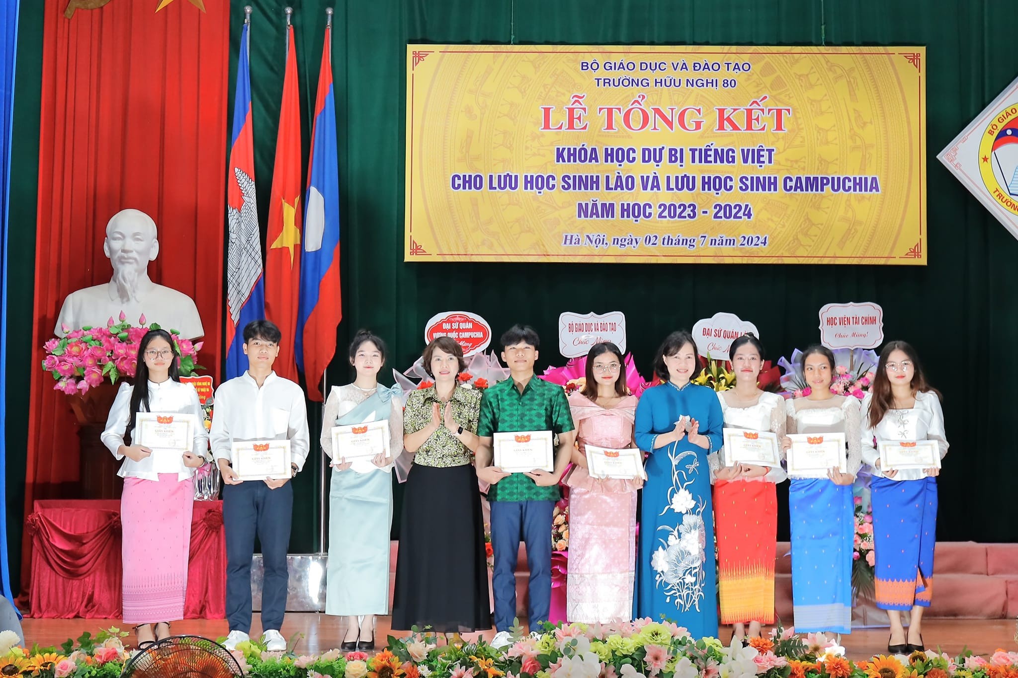 Các lưu học sinh nhận giấy khen của Trường Hữu nghị 80 Các lưu học sinh nhận giấy khen của Trường Hữu nghị 80