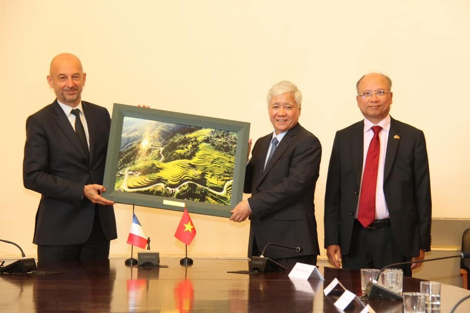 VFF President's Visit to France Aims to Boost Political Ties, People-to-people Diplomacy VFF President's Visit to France Aims to Boost Political Ties, People-to-people Diplomacy