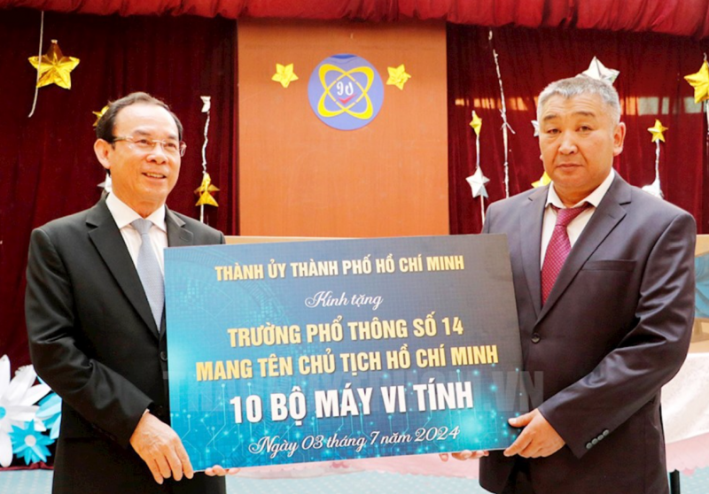 TPHCM trao tặng 10 bộ máy vi tính cho trường mang tên Chủ tịch Hồ Chí Minh tại Mông Cổ TPHCM trao tặng 10 bộ máy vi tính cho trường mang tên Chủ tịch Hồ Chí Minh tại Mông Cổ