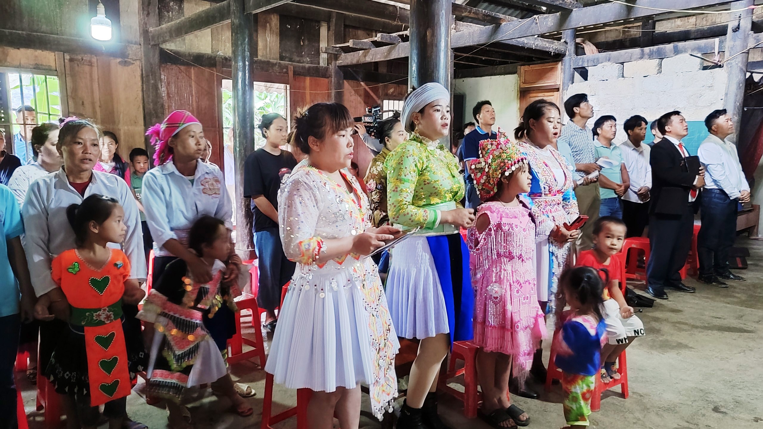 Tín đồ đạo Tin lành sinh hoạt tôn giáo tập trung tại điểm nhóm đặt tại nhà ông Hoàng Văn Sùng. (Ảnh: Thành Luân)