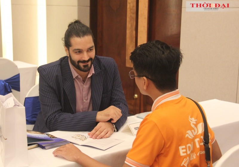 Rohi Sajjadi - Representative of Fotros tourism company in Southeast Asia (left) interacts with Vietnamese business representatives at the program Bridging Iran and Vietnam Through Tourism