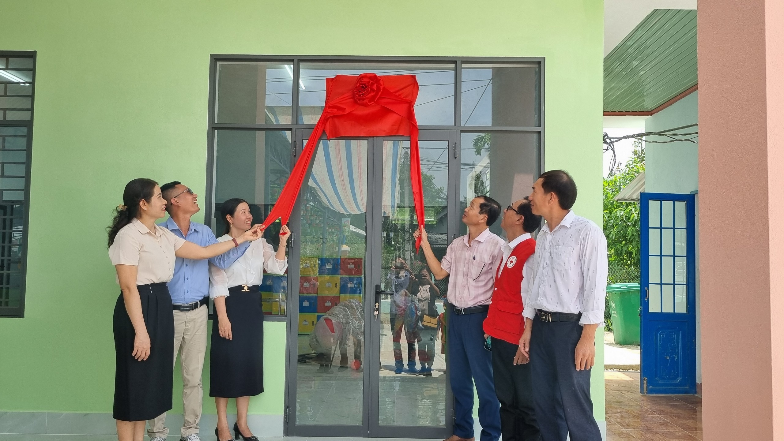 bàn giao và đưa vào sử dụng công trình xây mới phòng học và hỗ trợ trang thiết bị cho điểm trường mẫu giáo thôn 5, xã Tiên Hiệp, huyện Tiên Phước, tỉnh Quảng Nam. bàn giao và đưa vào sử dụng công trình xây mới phòng học và hỗ trợ trang thiết bị cho điểm trường mẫu giáo thôn 5, xã Tiên Hiệp, huyện Tiên Phước, tỉnh Quảng Nam.