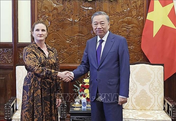 President To Lam (R) and New Zealand Ambassador to Vietnam Caroline Beresford. (Photo: VNA)
