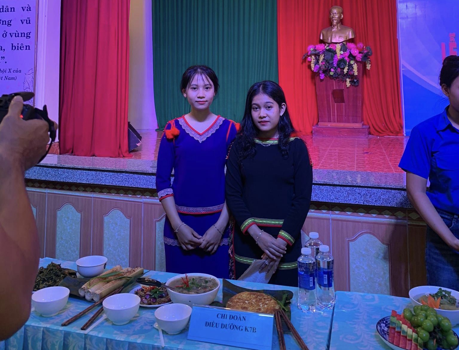 Các bạn sinh viên chuẩn bị nguyên liệu cho phần thi ẩm thực. Các bạn sinh viên chuẩn bị nguyên liệu cho phần thi ẩm thực.