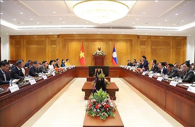 At the talks between Vice Chairman of the Vietnamese National Assembly Nguyen Khac Dinh his Lao counterpart Chaleun Yiapaoher in Viantiane on July 4 (Photo: VNA) At the talks between Vice Chairman of the Vietnamese National Assembly Nguyen Khac Dinh his Lao counterpart Chaleun Yiapaoher in Viantiane on July 4 (Photo: VNA)