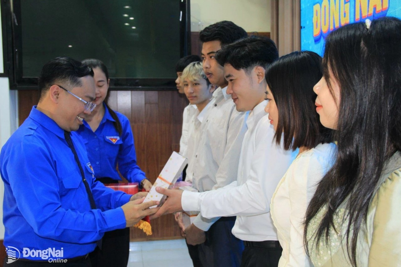 Strengthen The Connection Between Dong Nai Youth And Laos Students Strengthening Connection Between Dong Nai Youth & Laos Students