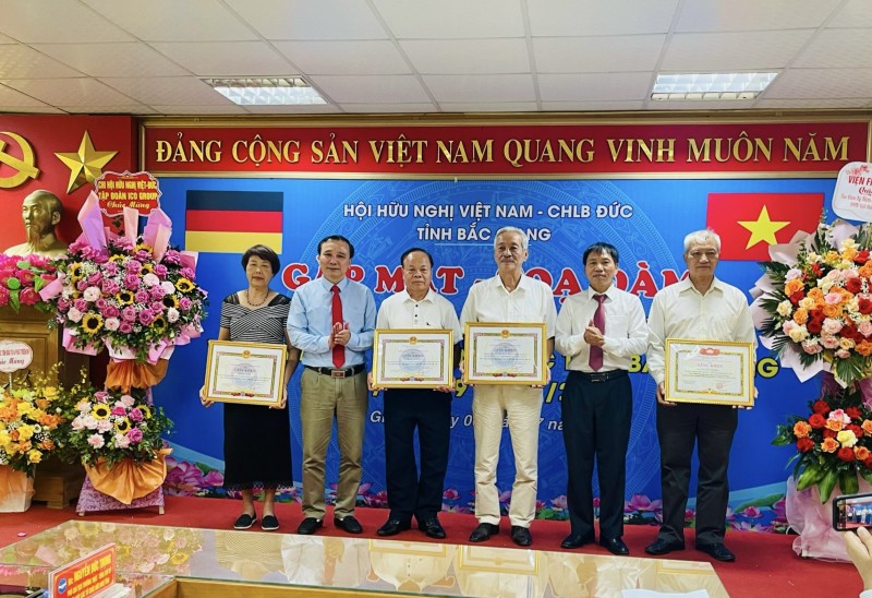 Ông Nguyễn Đức Trọng, Phó Chủ tịch Thường trực - Tổng Thư ký LHHN tỉnh và ông Nguyễn Cường, Chủ tịch Hội trao Giấy khen cho các cá nhân Ông Nguyễn Đức Trọng, Phó Chủ tịch Thường trực - Tổng Thư ký LHHN tỉnh và ông Nguyễn Cường, Chủ tịch Hội trao Giấy khen cho các cá nhân