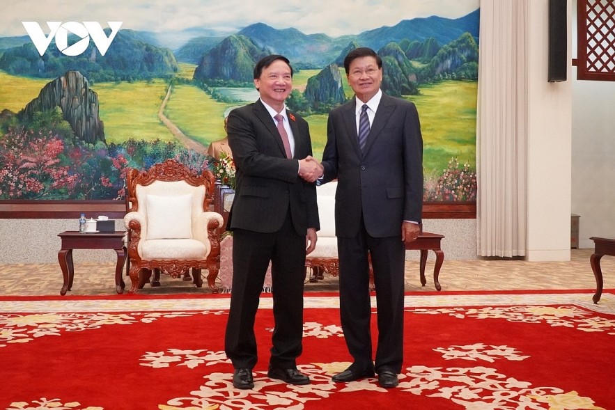 General Secretary of the Laos People Revolutionary Party and President Thongloun Sisulith (R) welcomes Vice Chairman of the National Assembly of Vietnam Nguyen Khac Dinh in Vientiane on July 5. General Secretary of the Laos People Revolutionary Party and President Thongloun Sisulith (R) welcomes Vice Chairman of the National Assembly of Vietnam Nguyen Khac Dinh in Vientiane on July 5.