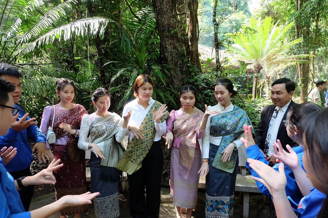 Dong Nai Youth Exchange with Lao Students Dong Nai Youth Exchange with Lao Students