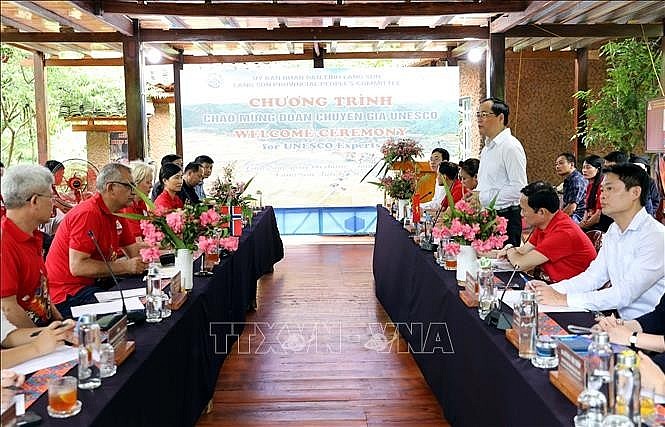 Deputy Chairman of the provincial People's Committee Duong Xuan Huyen speaks at the working session with the delegation (Photo: VNA) Deputy Chairman of the provincial People's Committee Duong Xuan Huyen speaks at the working session with the delegation (Photo: VNA)