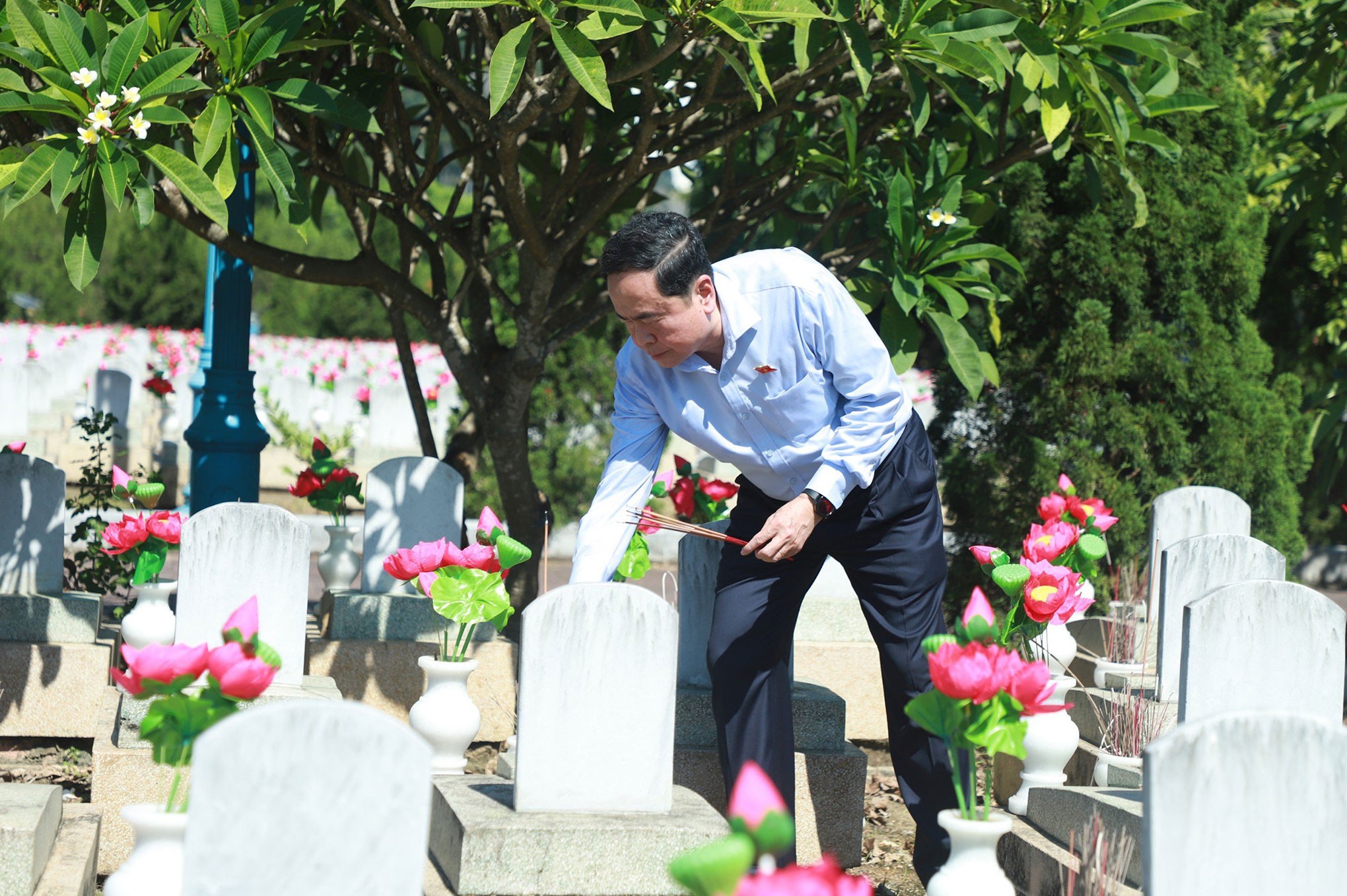 Chủ tịch Quốc hội Trần Thanh Mẫn thắp hương tri ân anh hùng liệt sĩ tại Nghĩa trang Liệt sĩ Quốc tế Việt - Lào Chủ tịch Quốc hội Trần Thanh Mẫn thắp hương tri ân anh hùng liệt sĩ tại Nghĩa trang Liệt sĩ Quốc tế Việt - Lào