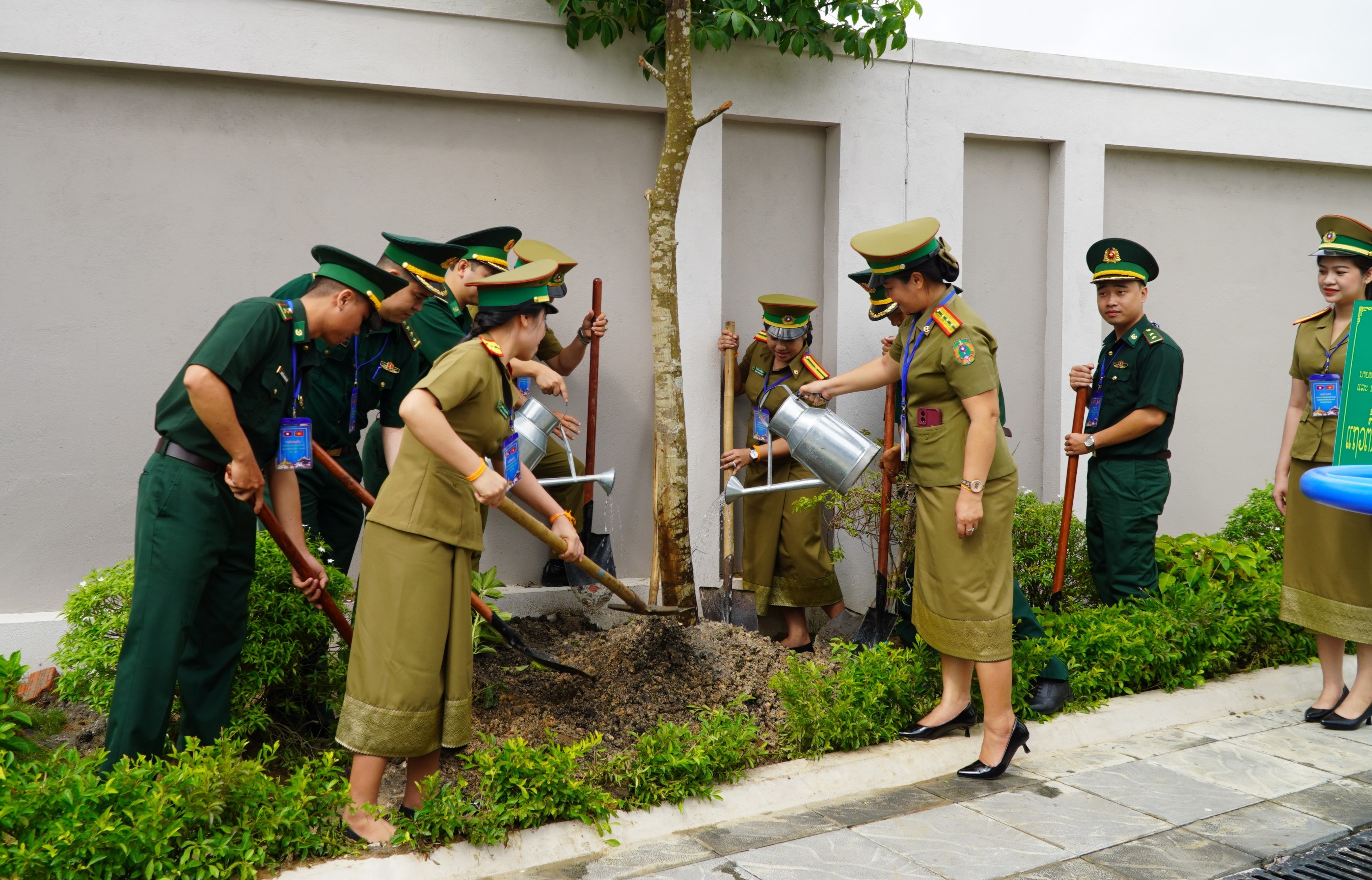 Sĩ quan trẻ BĐBP Việt Nam và sĩ quan trẻ An ninh, Cảnh sát Lào trồng cây hữu nghị thanh niên. Ảnh: DN Sĩ quan trẻ BĐBP Việt Nam và sĩ quan trẻ An ninh, Cảnh sát Lào trồng cây hữu nghị thanh niên. Ảnh: DN