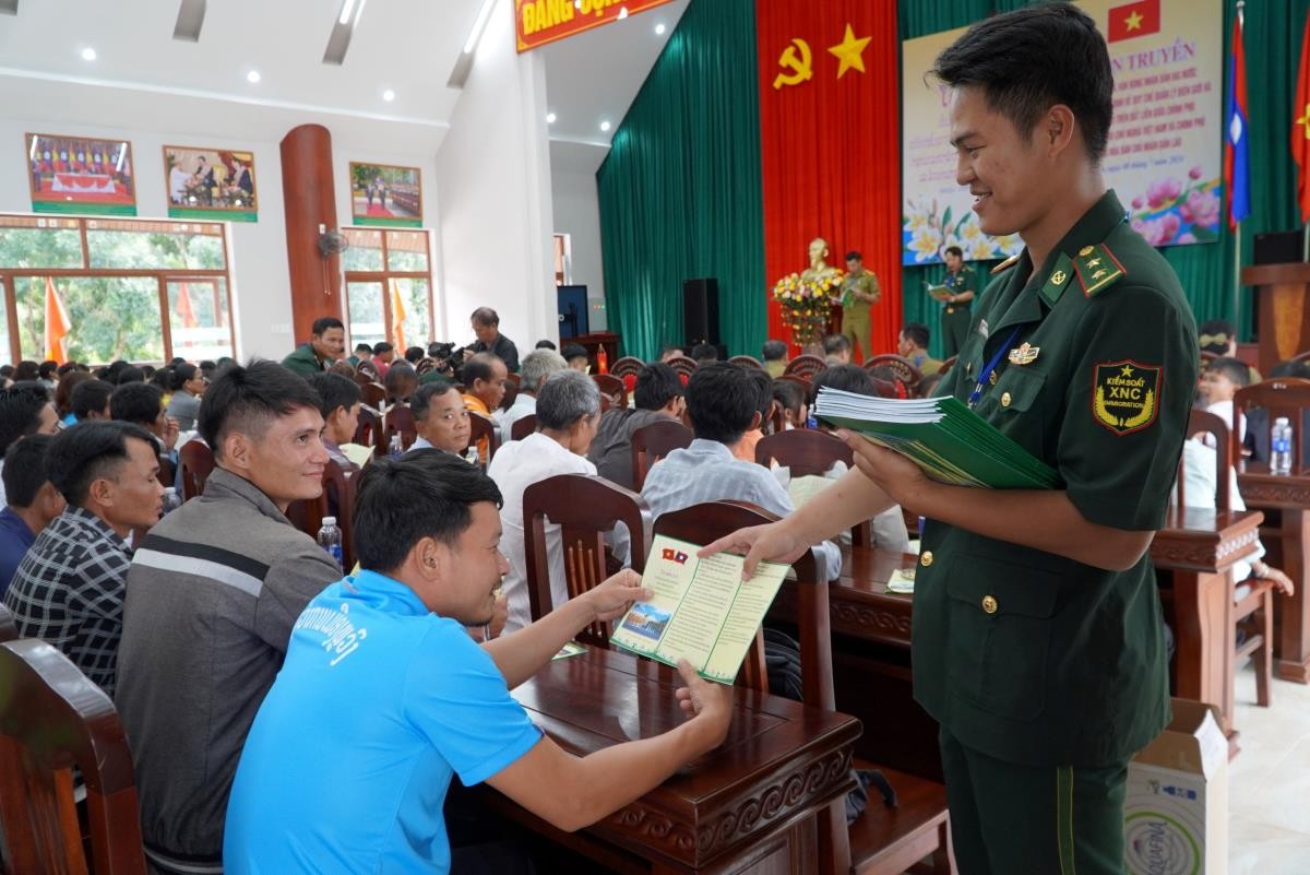 Sĩ quan trẻ BĐBP Việt Nam phát tờ rơi tuyên truyền pháp luật cho cư dân biên giới. Ảnh: Văn Lý Sĩ quan trẻ BĐBP Việt Nam phát tờ rơi tuyên truyền pháp luật cho cư dân biên giới. Ảnh: Văn Lý