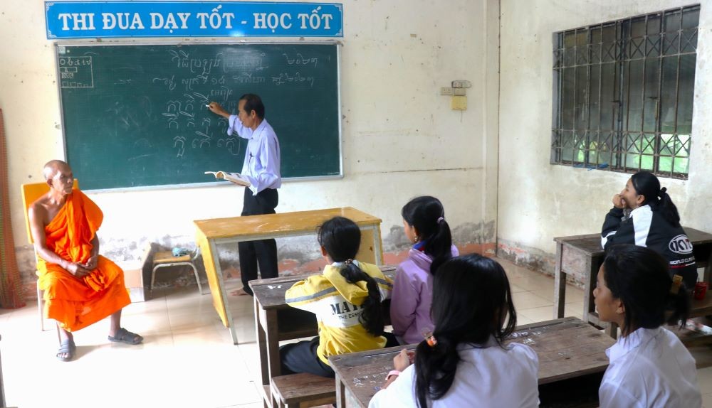 Một buổi dạy học chữ Khmer cho con em đồng bào dân tộc ở chùa Cỏ Khía cũ ở ấp Hòa Lễ, xã Thới Quản, huyện Gò Quao, tỉnh Kiên Giang. (Ảnh: vpubnd.kiengiang.gov.vn) Một buổi dạy học chữ Khmer cho con em đồng bào dân tộc ở chùa Cỏ Khía cũ ở ấp Hòa Lễ, xã Thới Quản, huyện Gò Quao, tỉnh Kiên Giang. (Ảnh: vpubnd.kiengiang.gov.vn)
