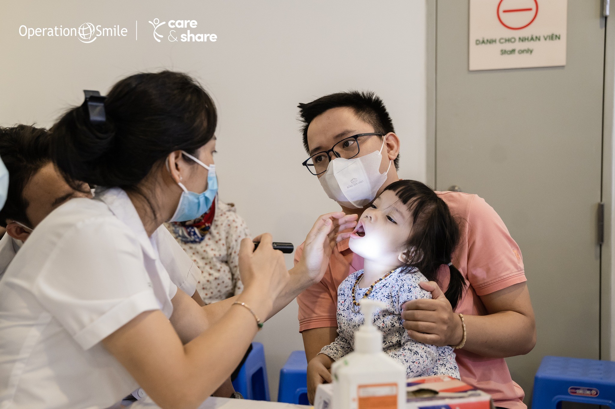 Bác sĩ của Operation Smile Vietnam khám sàng lọc tại Bệnh viện 108 Bác sĩ của Operation Smile Vietnam khám sàng lọc tại Bệnh viện 108