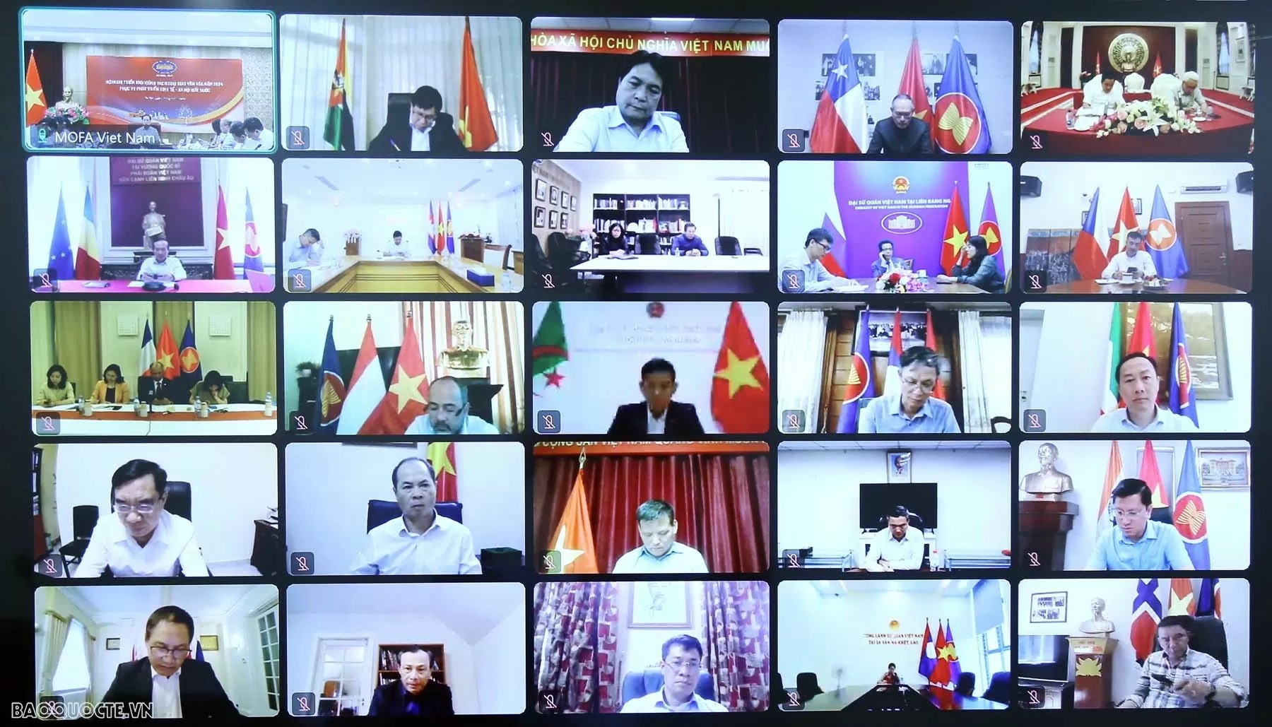 Các Đại sứ, Trưởng Cơ quan đại diện Việt Nam ở nước ngoài tham dự Hội nghị trực tuyến. Các Đại sứ, Trưởng Cơ quan đại diện Việt Nam ở nước ngoài tham dự Hội nghị trực tuyến.