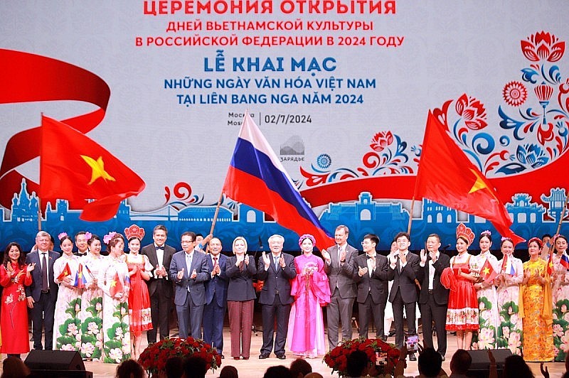 Russian Audience Gives Endless Applause to Vietnamese Artists Russian Audience Gives Endless Applause to Vietnamese Artists
