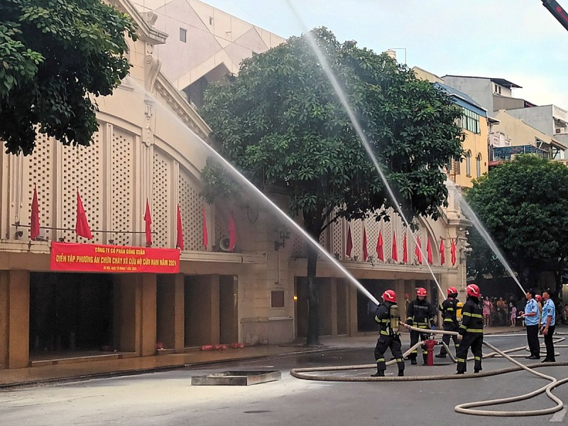 Hà Nội: Diễn tập chữa cháy và cứu nạn cho 200 chủ hộ, người dân tại Chợ Đồng Xuân Hà Nội: Diễn tập chữa cháy và cứu nạn cho 200 chủ hộ, người dân tại Chợ Đồng Xuân