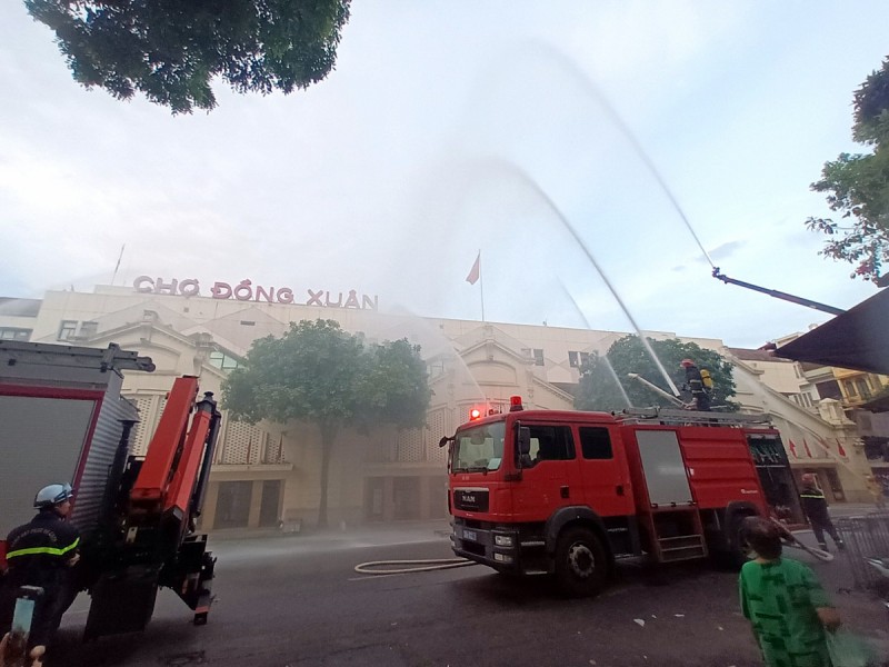 Hà Nội: Diễn tập chữa cháy và cứu nạn cho 200 chủ hộ, người dân tại Chợ Đồng Xuân Hà Nội: Diễn tập chữa cháy và cứu nạn cho 200 chủ hộ, người dân tại Chợ Đồng Xuân