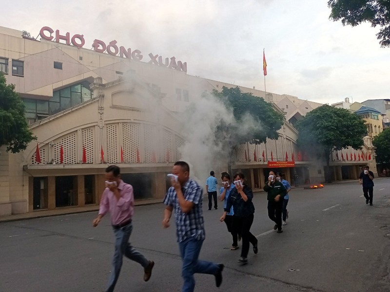 Hà Nội: Diễn tập chữa cháy và cứu nạn cho 200 chủ hộ, người dân tại Chợ Đồng Xuân Hà Nội: Diễn tập chữa cháy và cứu nạn cho 200 chủ hộ, người dân tại Chợ Đồng Xuân