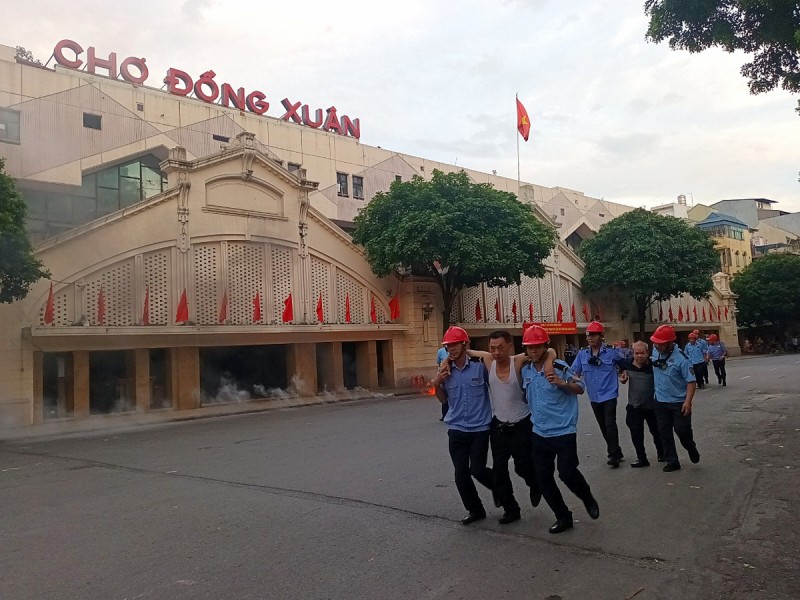 Hà Nội: Diễn tập chữa cháy và cứu nạn cho 200 chủ hộ, người dân tại Chợ Đồng Xuân Hà Nội: Diễn tập chữa cháy và cứu nạn cho 200 chủ hộ, người dân tại Chợ Đồng Xuân