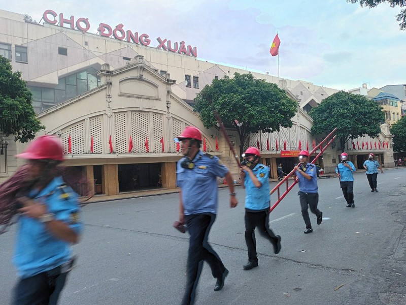 Hà Nội: Diễn tập chữa cháy và cứu nạn cho 200 chủ hộ, người dân tại Chợ Đồng Xuân Hà Nội: Diễn tập chữa cháy và cứu nạn cho 200 chủ hộ, người dân tại Chợ Đồng Xuân