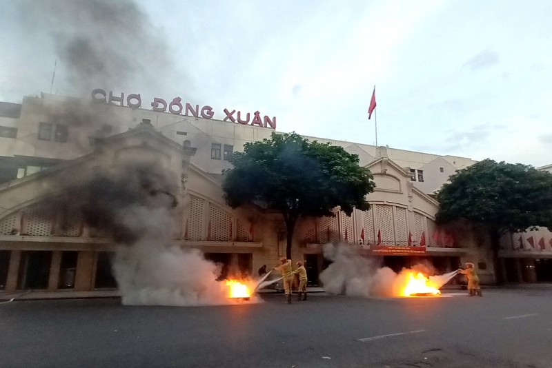 Hà Nội: Diễn tập chữa cháy và cứu nạn cho 200 chủ hộ, người dân tại Chợ Đồng Xuân Hà Nội: Diễn tập chữa cháy và cứu nạn cho 200 chủ hộ, người dân tại Chợ Đồng Xuân
