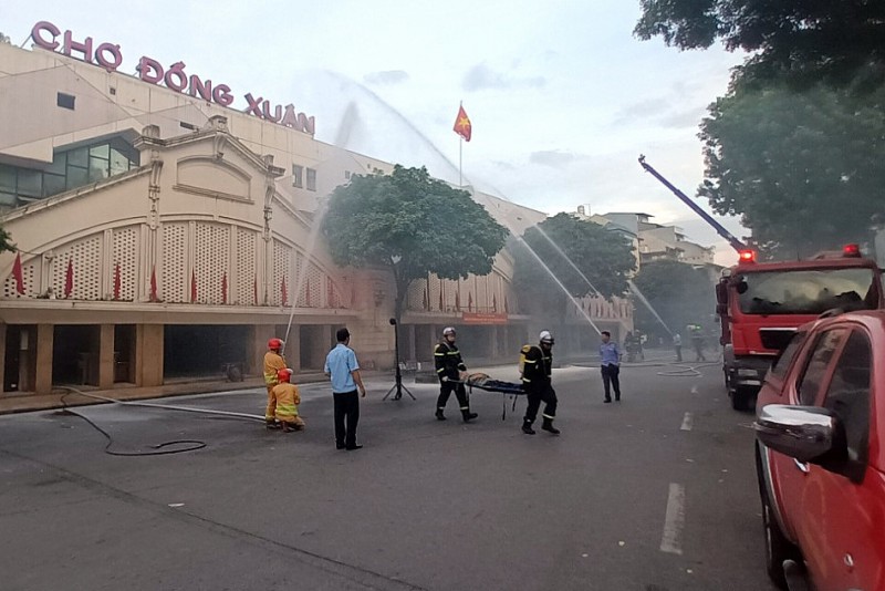 Hà Nội: Diễn tập chữa cháy và cứu nạn cho 200 chủ hộ, người dân tại Chợ Đồng Xuân Hà Nội: Diễn tập chữa cháy và cứu nạn cho 200 chủ hộ, người dân tại Chợ Đồng Xuân