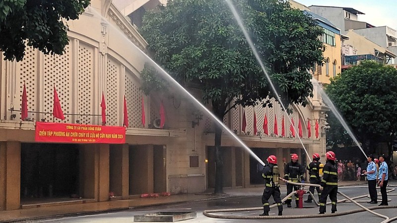 Hà Nội: Diễn tập chữa cháy và cứu nạn cho 200 chủ hộ, người dân tại Chợ Đồng Xuân
